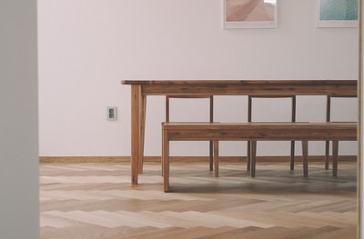 棕色木制餐桌椅